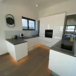 The View Luxury Residence With Pool